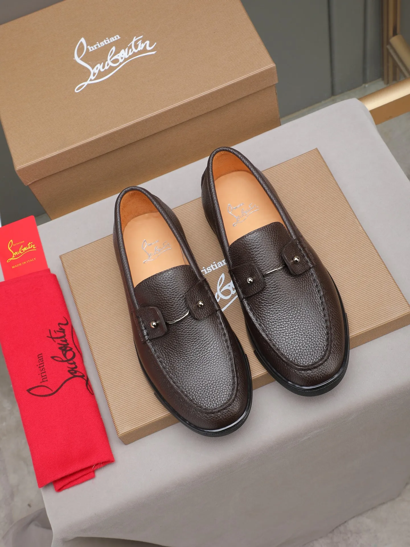 PP480 Christian Louboutin (red-soled shoes) Italian men's casual sneakers are shipped! Each pair of shoes from this Italian handmade shoe brand has a simple and classic design, which is very comfortable and versatile! The upper fabric of this shoe is made of imported cowhide, with high-end and comfortable cowhide lining! The outsole is made of original rubber bottom sheets and is lined with cowhide! Brand-specific mold-opening foot bed, exclusive private mold control! Original box packaging! 39 40 41 42 43 44 (38 45 46 customized)